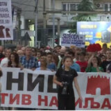 Nišlije protestovale protiv nasilja, na pola sata blokirana pruga Niš - Pirot (VIDEO) 1