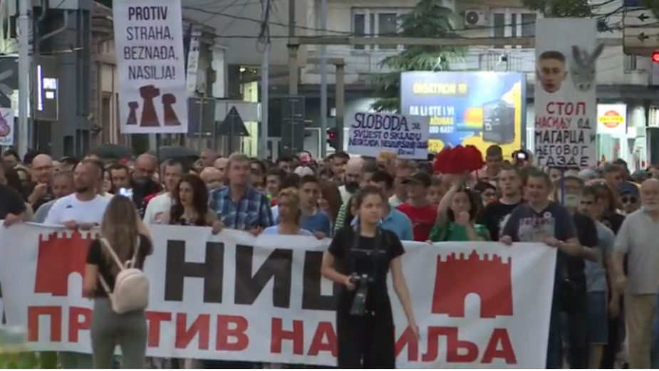 Nišlije protestovale protiv nasilja, na pola sata blokirana pruga Niš - Pirot (VIDEO) 1