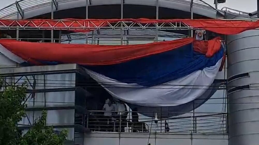 Menja se zastava na zgradi Pinka, sat vremena uoči protesta "Srbija protiv nasilja" 1