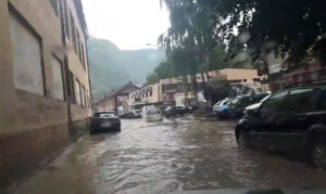 Jaka kiša zahvatila Užice, pod vodom delovi grada 3 Jaka kiša zahvatila Užice, pod vodom delovi grada 3