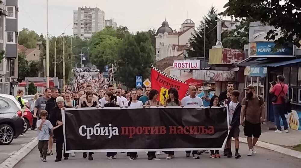 Pisac Dejan Atanacković i advokat Branko Ivković, govore na večerašnjem protestu u Kragujevcu 1