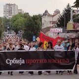 Pisac Dejan Atanacković i advokat Branko Ivković, govore na večerašnjem protestu u Kragujevcu 1