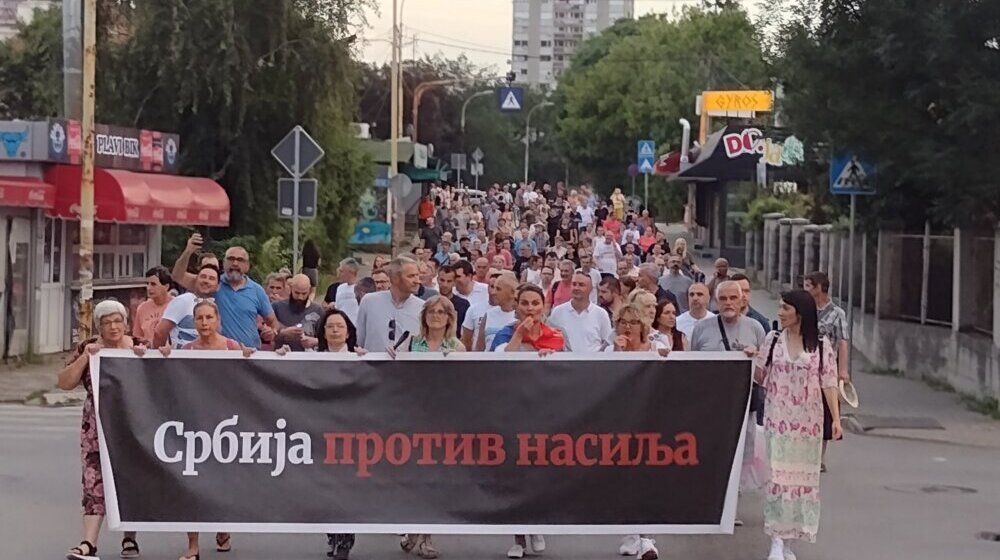 Blokada i performans kod Amidžinog konaka na devetom protestu Srbija protiv nasilja u petak u Kragujevcu 1