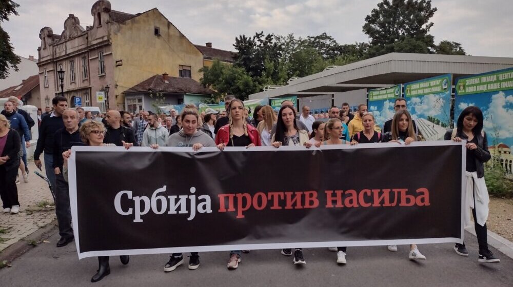 Kragujevčani večeras sa protesta šalju poruku vlastima, u koloni šetača i profesorka Biljana Stojković 1