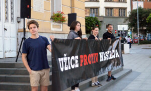 Protest „Užice protiv nasilja“: Okupljanje bez govornika i protestne šetnje (FOTO) 2 Protest „Užice protiv nasilja“: Okupljanje bez govornika i protestne šetnje (FOTO) 2