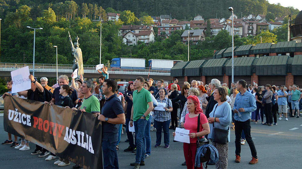 Novi protest „Užice protiv nasilja“: Skandaloznim odlukama vlast nastavlja da promoviše nasilje 1