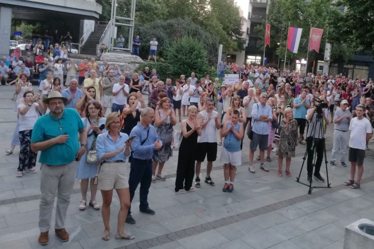 Nenasilni protesti su jedini način da se nasilnci zaustave, poruka sa protesta u Valjevu 2 Nenasilni protesti su jedini način da se nasilnci zaustave, poruka sa protesta u Valjevu 2