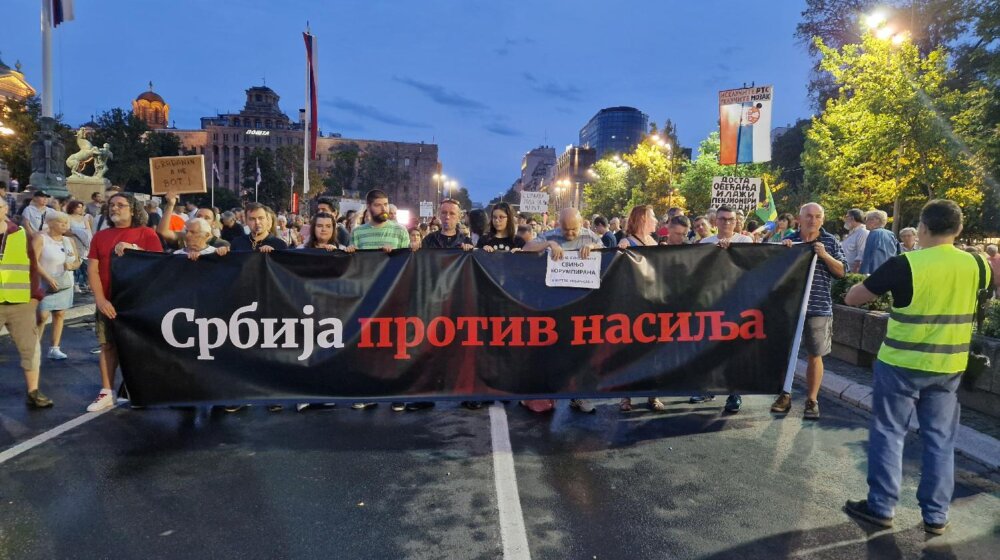 U Beogradu završen 12. protest "Srbija protiv nasilja": Građani i građanke ispred RTS-a uzvikivali "Vučiću odlazi", student prekinuo štrajk glađu (FOTO, VIDEO) 1
