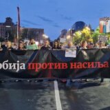 U Beogradu završen 12. protest "Srbija protiv nasilja": Građani i građanke ispred RTS-a uzvikivali "Vučiću odlazi", student prekinuo štrajk glađu (FOTO, VIDEO) 2