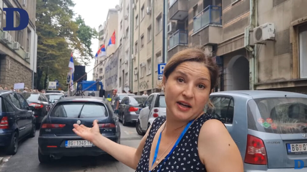 "Dostojni Srbije" odgovaraju zašto su došli da ometaju rad Danasa: "Pod jedan - možemo" (VIDEO) 1