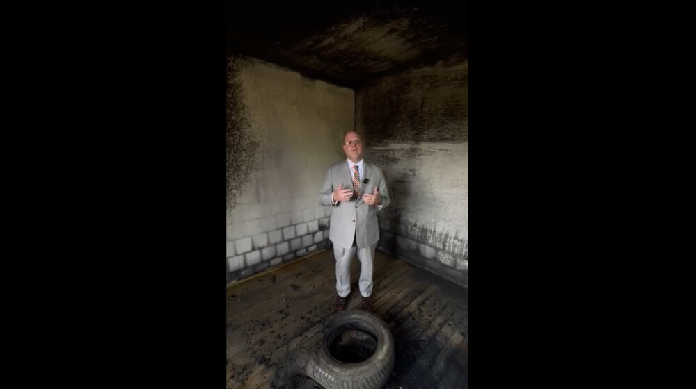 Američki ambasador sa zgarišta zapaljene srpske kuće na Kosovu zatražio procesuiranje odgovornih 1