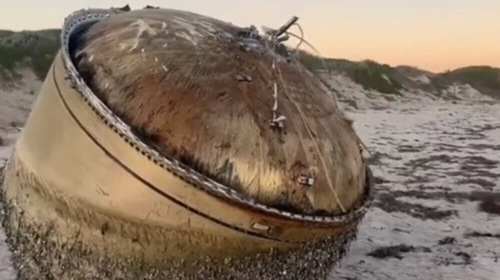 (VIDEO) Misteriozni objekat isplivao na plažu u Australiji, niko ne zna o čemu se radi 1