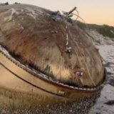 (VIDEO) Misteriozni objekat isplivao na plažu u Australiji, niko ne zna o čemu se radi 5