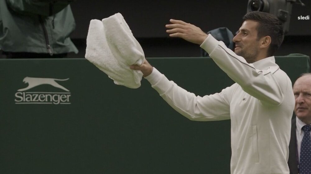 Vimbldonska predstava: Kako je Đoković napravio feštu sa peškirom nakon što je kiša prekinula njegov prvi meč na travi ove godine 1