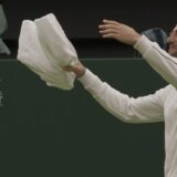 Vimbldonska predstava: Kako je Đoković napravio feštu sa peškirom nakon što je kiša prekinula njegov prvi meč na travi ove godine 7