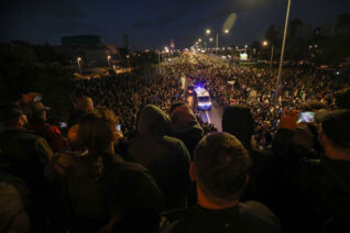 Demonstracije, nemiri, "dešavanja naroda" su njegova specijalnost: Protesti od Pariza do Kragujevca kroz objektiv Lazara Novakovića (FOTO) 29