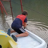 (VIDEO) Plemenit gest užičkog dečaka: Oslobodio ribu koja se zaglavila u metalnoj mreži na Đetinji 10