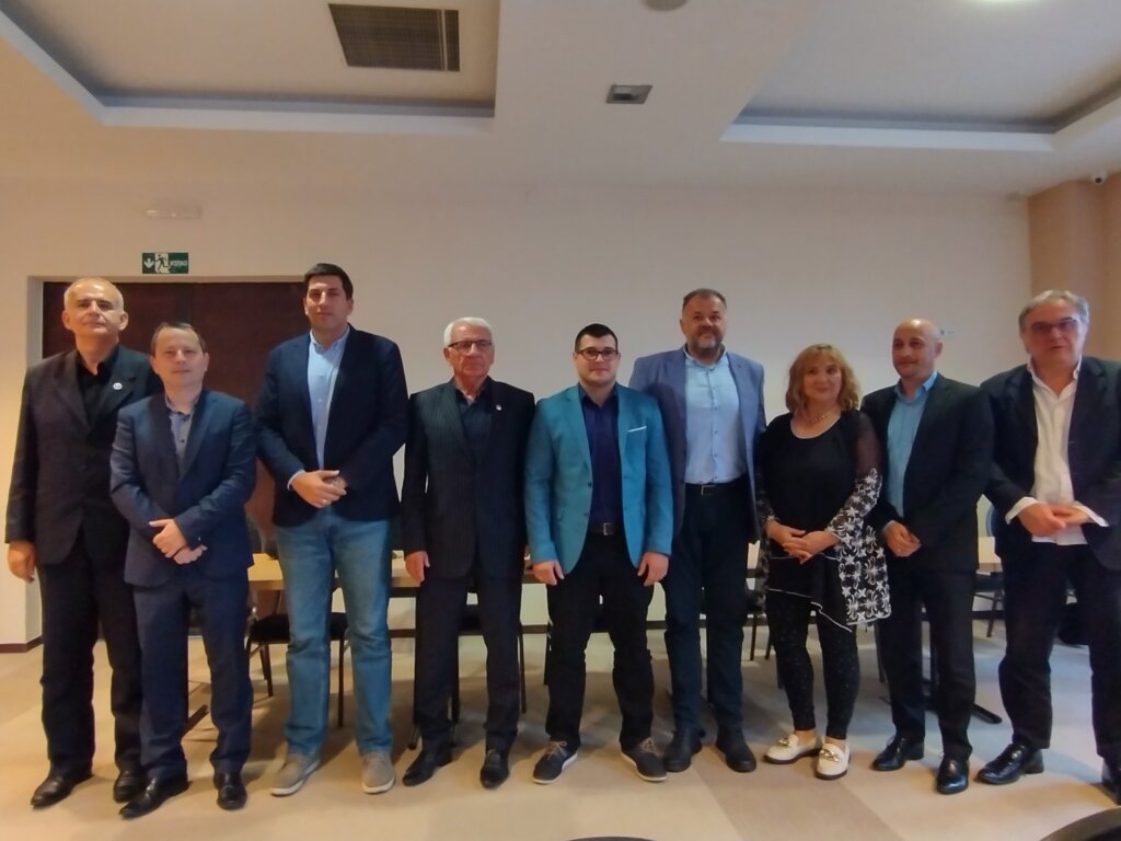 Neukorenjena anglosaksonska novina u našoj političkoj praksi ili najbrži način za promenu vlasti: Predlog za predizbore u kragujevačkoj opoziciji 9