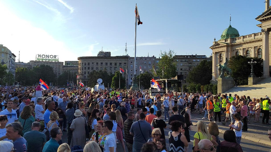 Slike koje su obeležile deseti protest "Srbija protiv nasilja" (FOTO) 3 Slike koje su obeležile deseti protest "Srbija protiv nasilja" (FOTO) 3