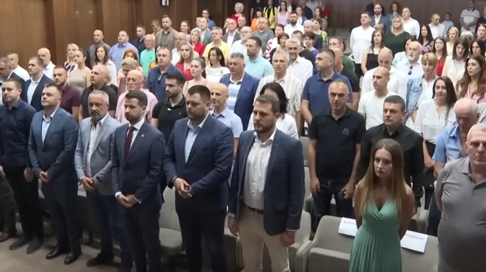Predsednik opštine Nikšić pokazao srednji prst tokom intoniranja crnogorske himne (VIDEO) 1