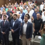 Predsednik opštine Nikšić pokazao srednji prst tokom intoniranja crnogorske himne (VIDEO) 6