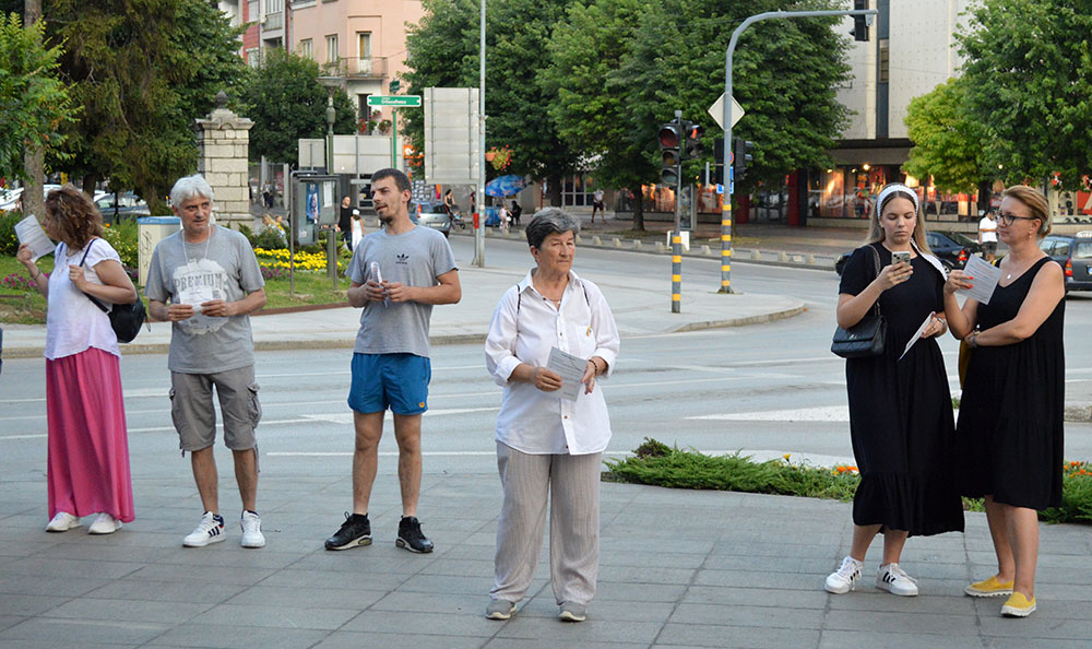 Učesnica skoro svih protesta za tri decenije protestuje i danas: Ljudi se plaše, ali to nije opravdanje 2 Učesnica skoro svih protesta za tri decenije protestuje i danas: Ljudi se plaše, ali to nije opravdanje 2