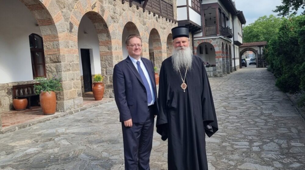 Vladika Teodosije sa britanskim ambasadorom u Prištini: Tvrdnja Ališe Kerns višestruko pogoršala bezbednost SPC 1