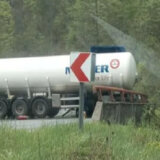 Skliznula cisterna s puta kod Sremske Rače 12