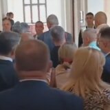 Jovanović Ćuta u salu ušao okružen drugim poslanicima 2