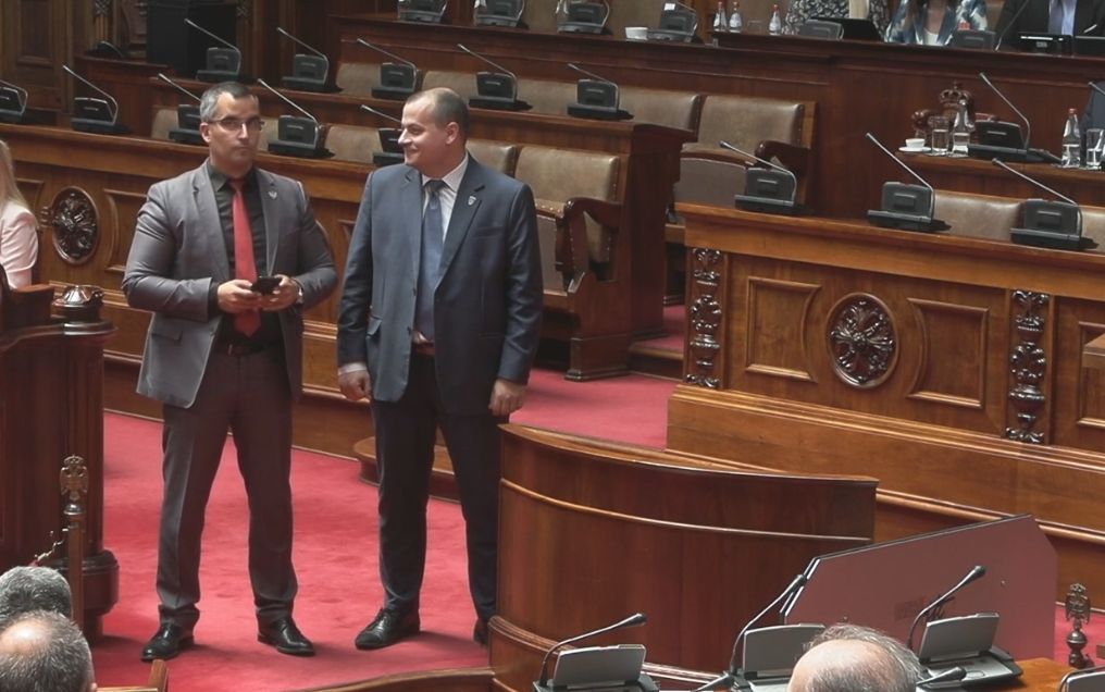 Dvojica policajaca čuvaju red u sali Skupštine tokom sednice o Basti (FOTO/VIDEO) 2 Dvojica policajaca čuvaju red u sali Skupštine tokom sednice o Basti (FOTO/VIDEO) 2