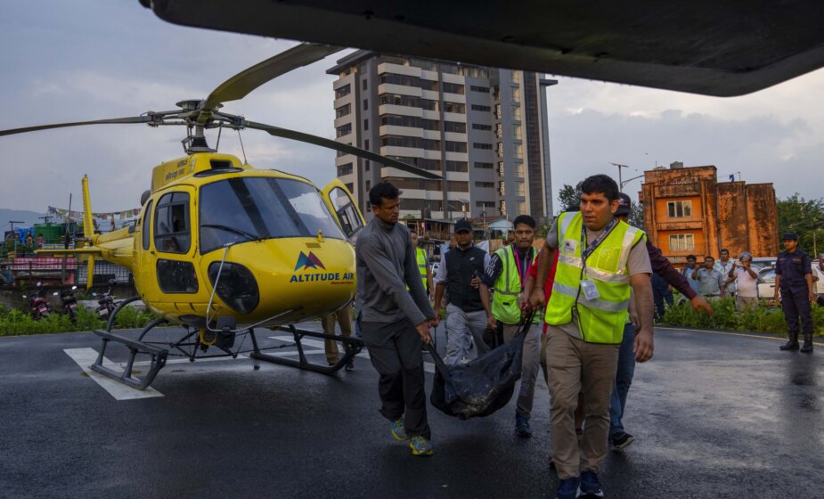 Svih pet putnika i pilot poginuli u padu helikoptera kod Mont Everesta 1