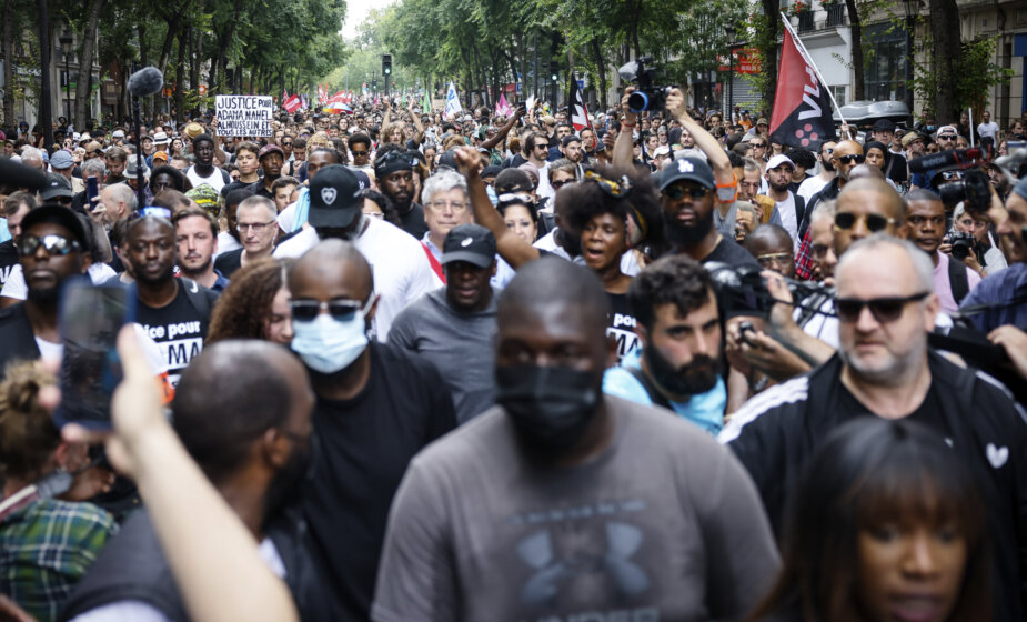 U Parizu 2.000 ljudi na skupu protiv policijskog nasilja, uprkos zabrani (FOTO) 1