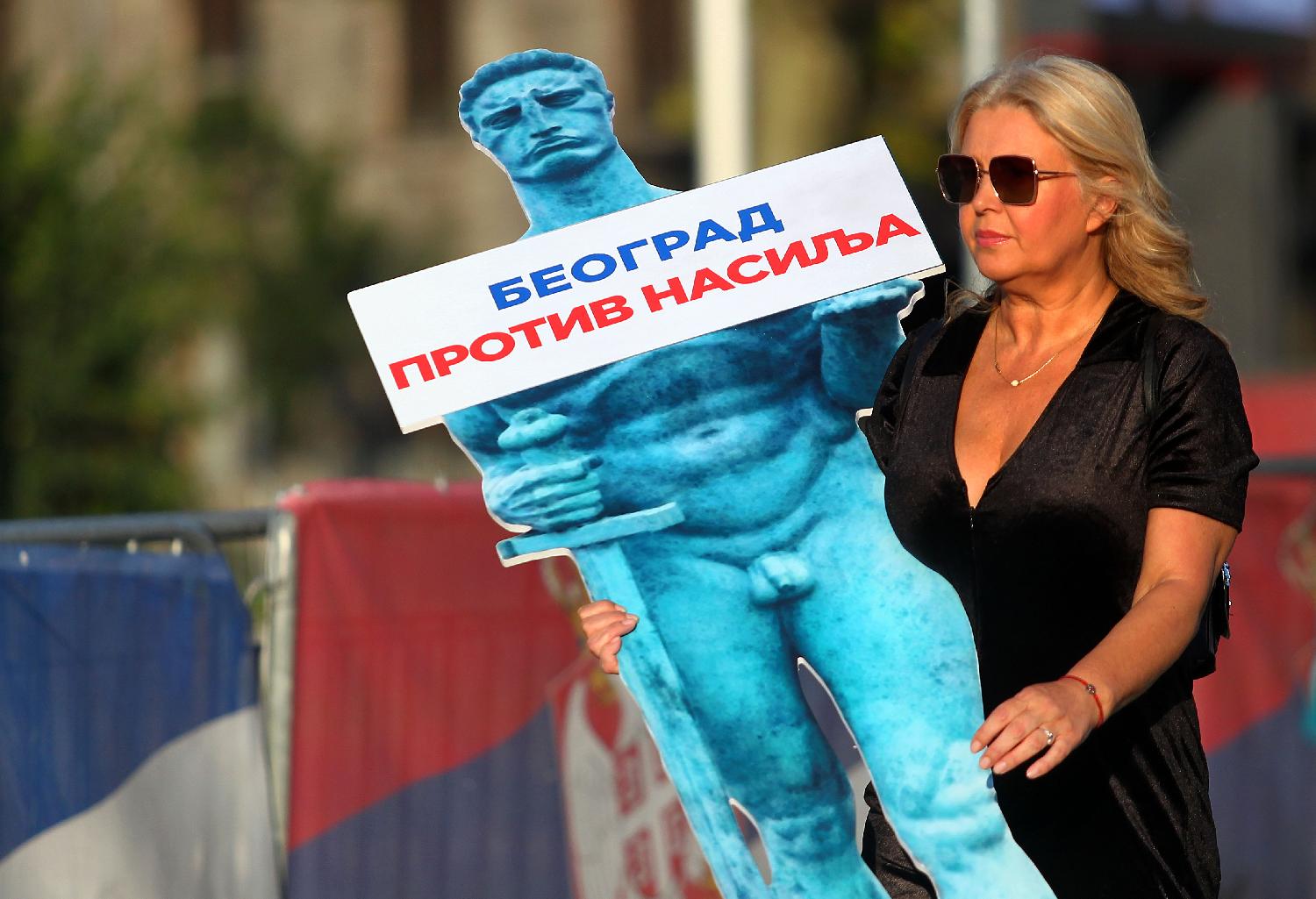 Slike koje su obeležile deseti protest "Srbija protiv nasilja" (FOTO) 15 Slike koje su obeležile deseti protest "Srbija protiv nasilja" (FOTO) 15