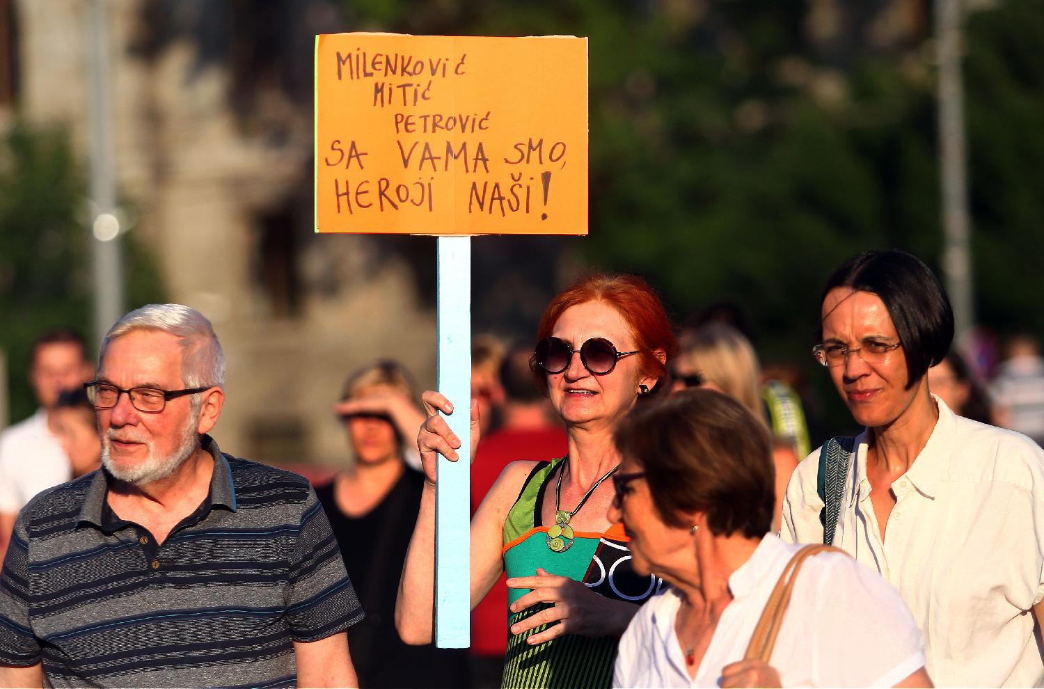 Slike koje su obeležile deseti protest "Srbija protiv nasilja" (FOTO) 11 Slike koje su obeležile deseti protest "Srbija protiv nasilja" (FOTO) 11