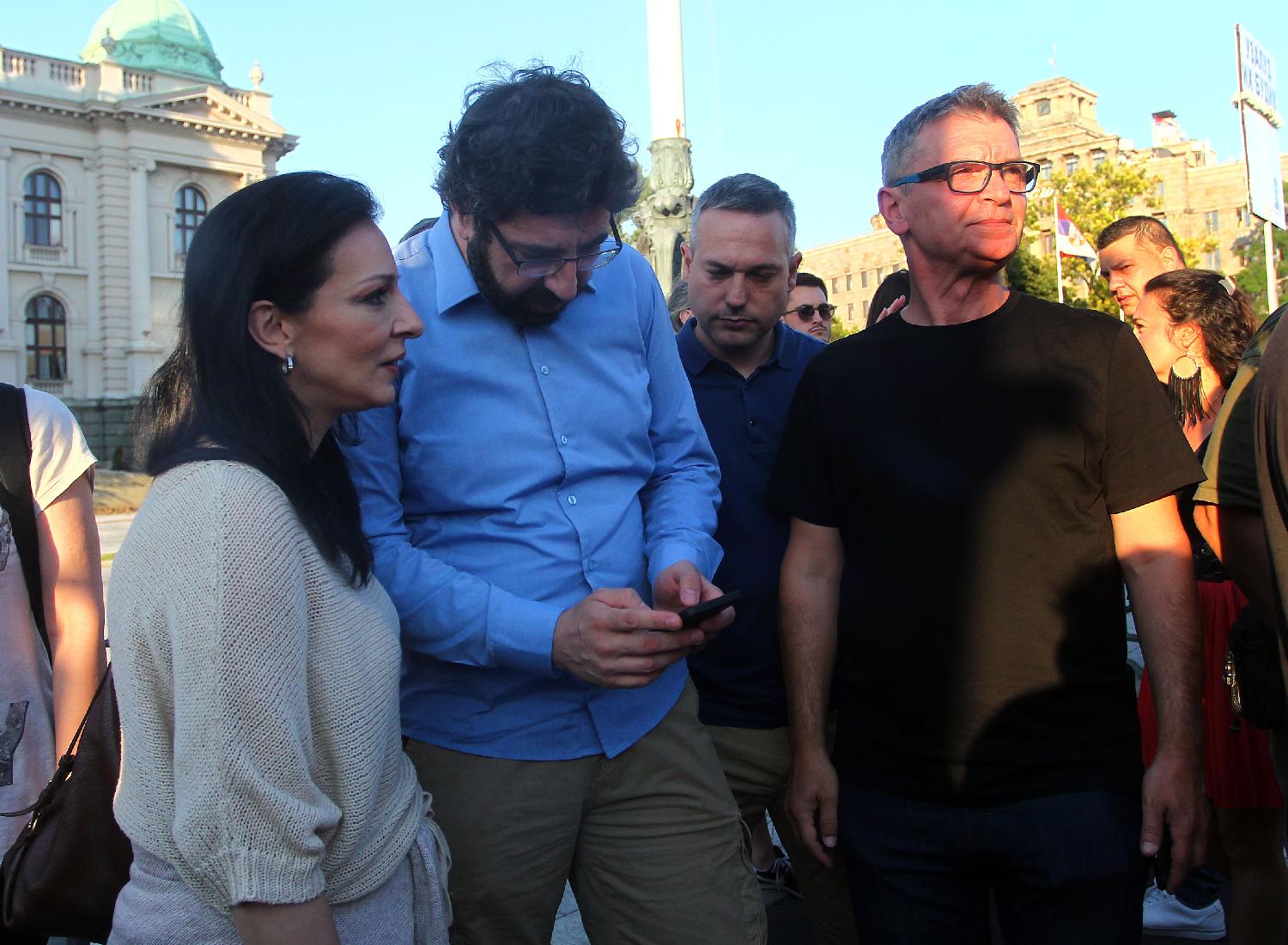 Slike koje su obeležile deseti protest "Srbija protiv nasilja" (FOTO) 10 Slike koje su obeležile deseti protest "Srbija protiv nasilja" (FOTO) 10