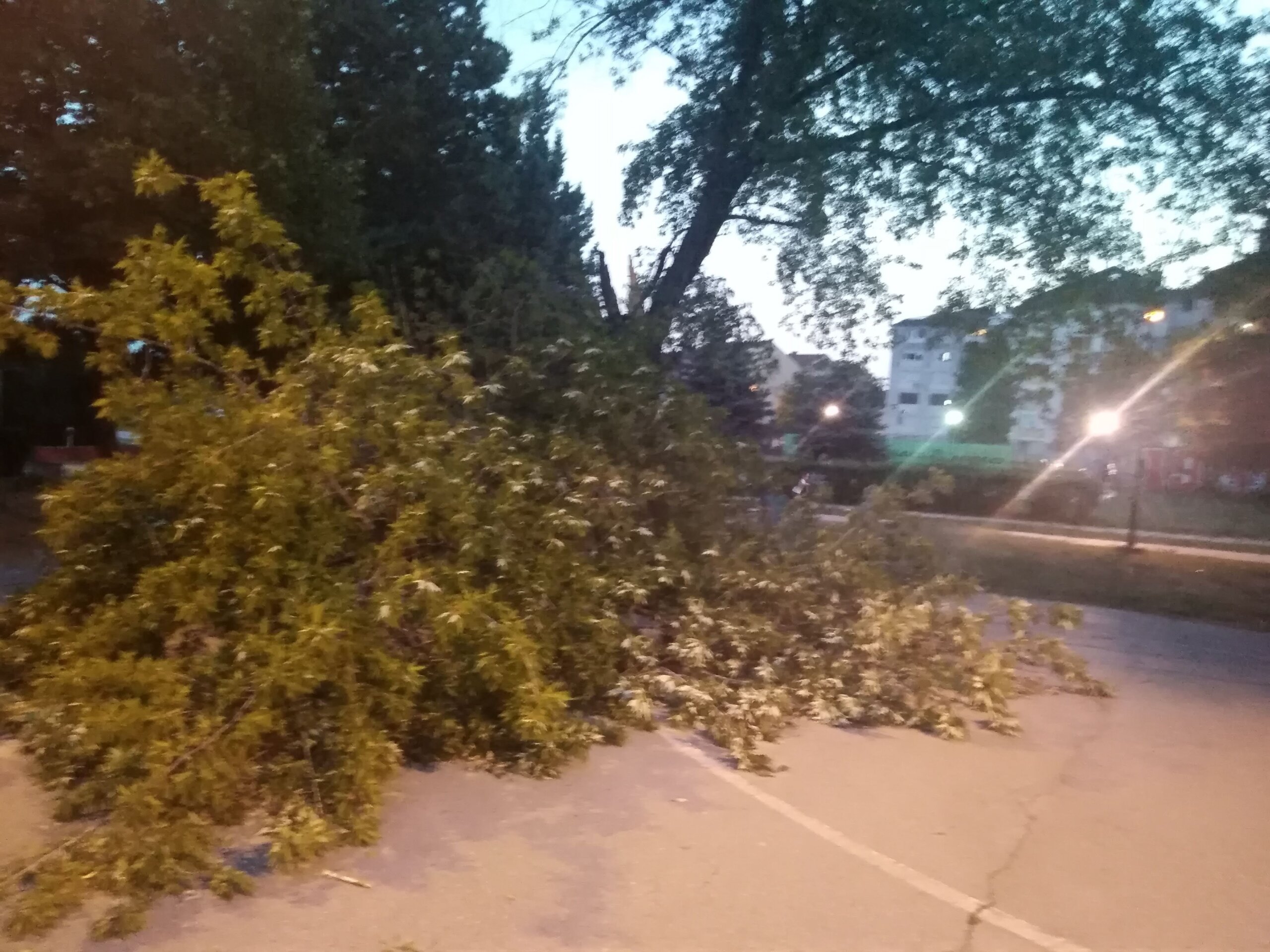 U Nišu večeras olujno nevreme i grad 2 U Nišu večeras olujno nevreme i grad 2