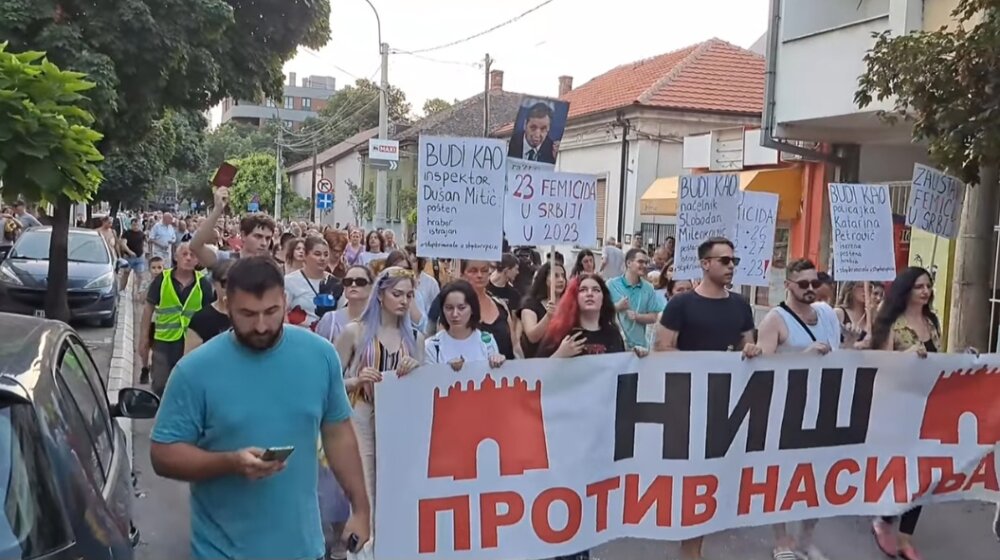 Na šestom protestu "Srbija protiv nasilja" u Nišu nakratko blokiran kružni tok u širem centru grada 1