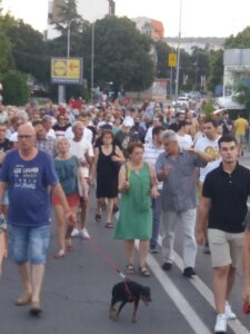 Na šestom protestu "Srbija protiv nasilja" u Nišu nakratko blokiran kružni tok u širem centru grada 3