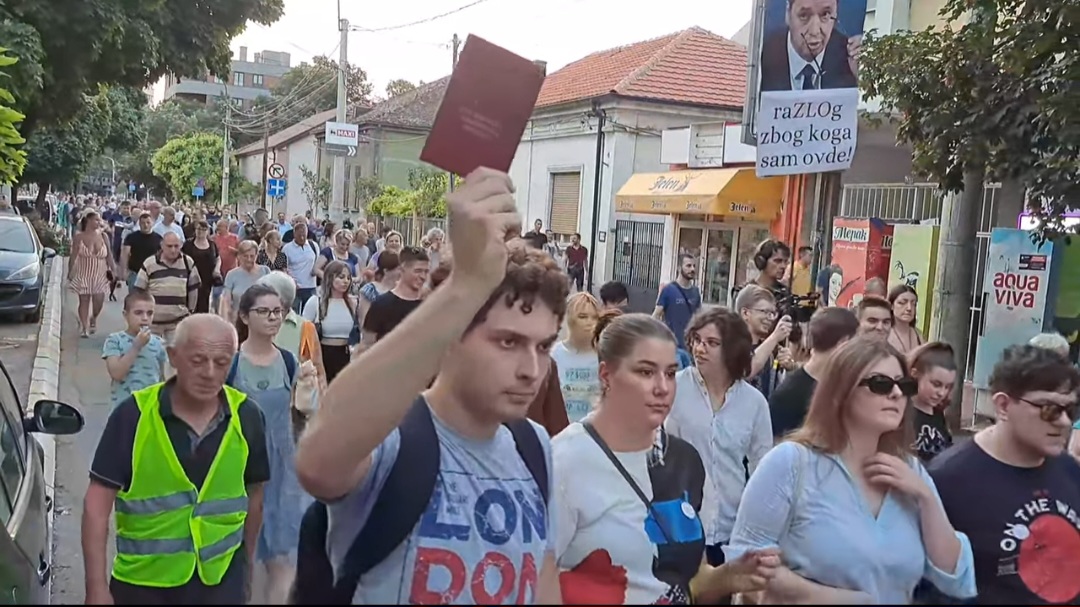 Na šestom protestu "Srbija protiv nasilja" u Nišu nakratko blokiran kružni tok u širem centru grada 2 Na šestom protestu "Srbija protiv nasilja" u Nišu nakratko blokiran kružni tok u širem centru grada 2