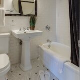 Pločice kao nove: Ovo sredstvo poput gumice briše mrlje i kamenac iz kupatila 1