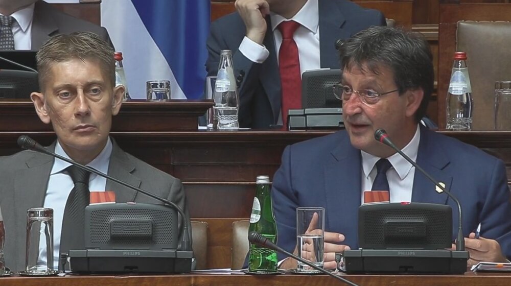 Martinović u Skupštini čitao navodne Aleksićeve ocene iz škole 1