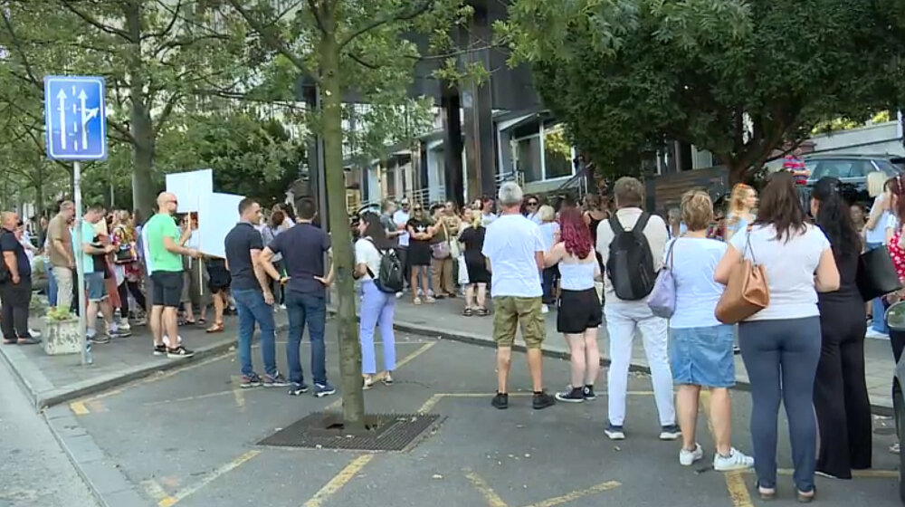 Oko 200 zaposlenih i pacijenata Instituta za reumatologiju ispred Ministarstva zdravlja tražilo smenu direktora 1