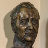 Ko je bio Dejan Medaković, čija je bista otkrivena u Sremskim Karlovcima? 4