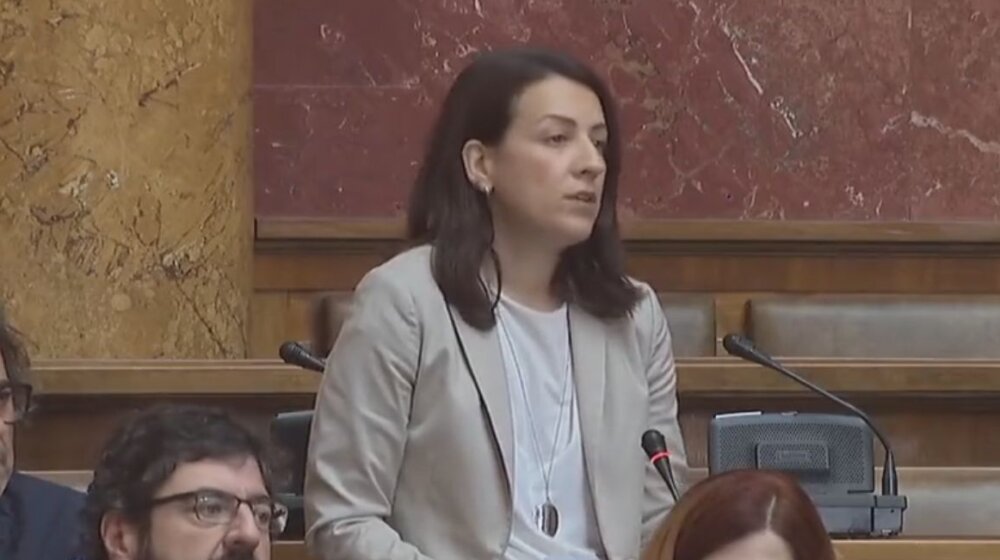 Jerinić u Skupštini: Zašto jedne slomljene naočare stavljate u ravan ubistva osam i proterivanja 20.000 ljudi u Srebrenici 1