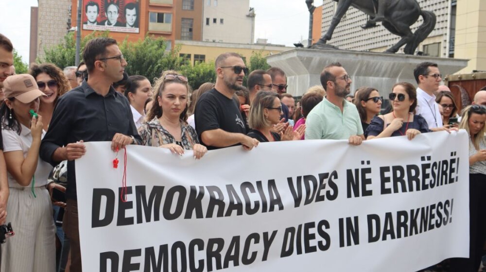 Novinari u Prištini održali protest podrške kolegama sa TV Klan Kosova 1