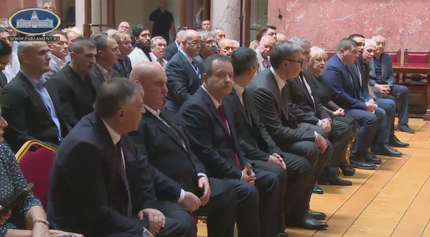 Posle haotične sednice Vučić u Skupštini 1