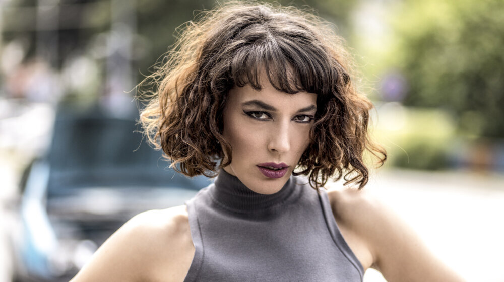 “Volela bih da ovim filmom uzburkamo emocije koje u meni budi jedinstvo na ovim protestima”: Glumica Mina Nikolić uoči svetske premijere filma "Pored tebe" u Puli 1