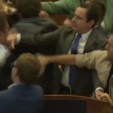 Tuča poslanika u Skupštini Kosova, Kurtija polili vodom (VIDEO) 5