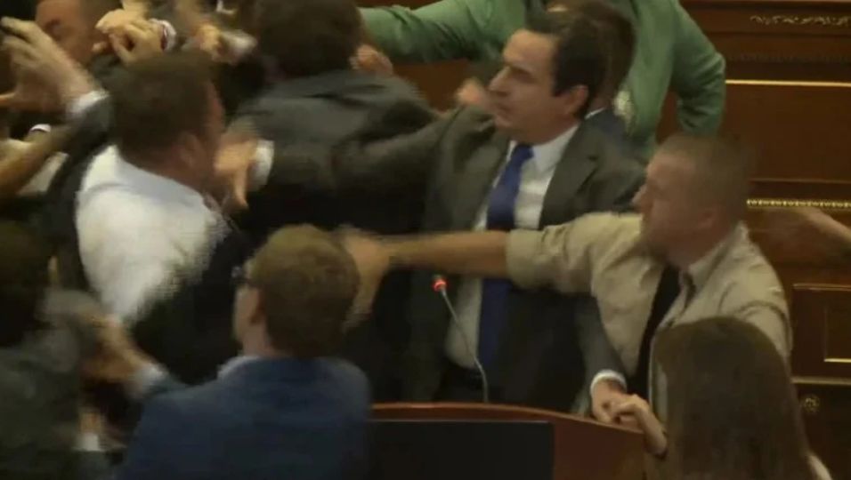 Tuča poslanika u Skupštini Kosova, Kurtija polili vodom (VIDEO) 1