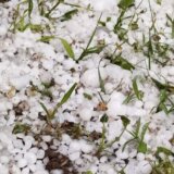 Razlupane fasade, oštećeni krovovi, prozori i automobili: Nevreme sa gradom protutnjalo Vojvodinom 14